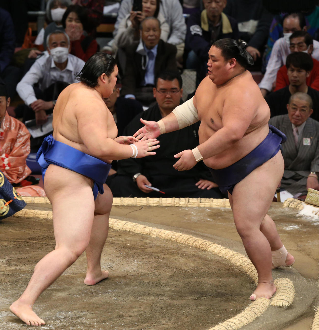 大相撲九州場所　2日目　大の里（左）は大翔鵬を押し出しで破る（撮影・冨田成美）＝2023年11月13日、福岡投げ国際センター