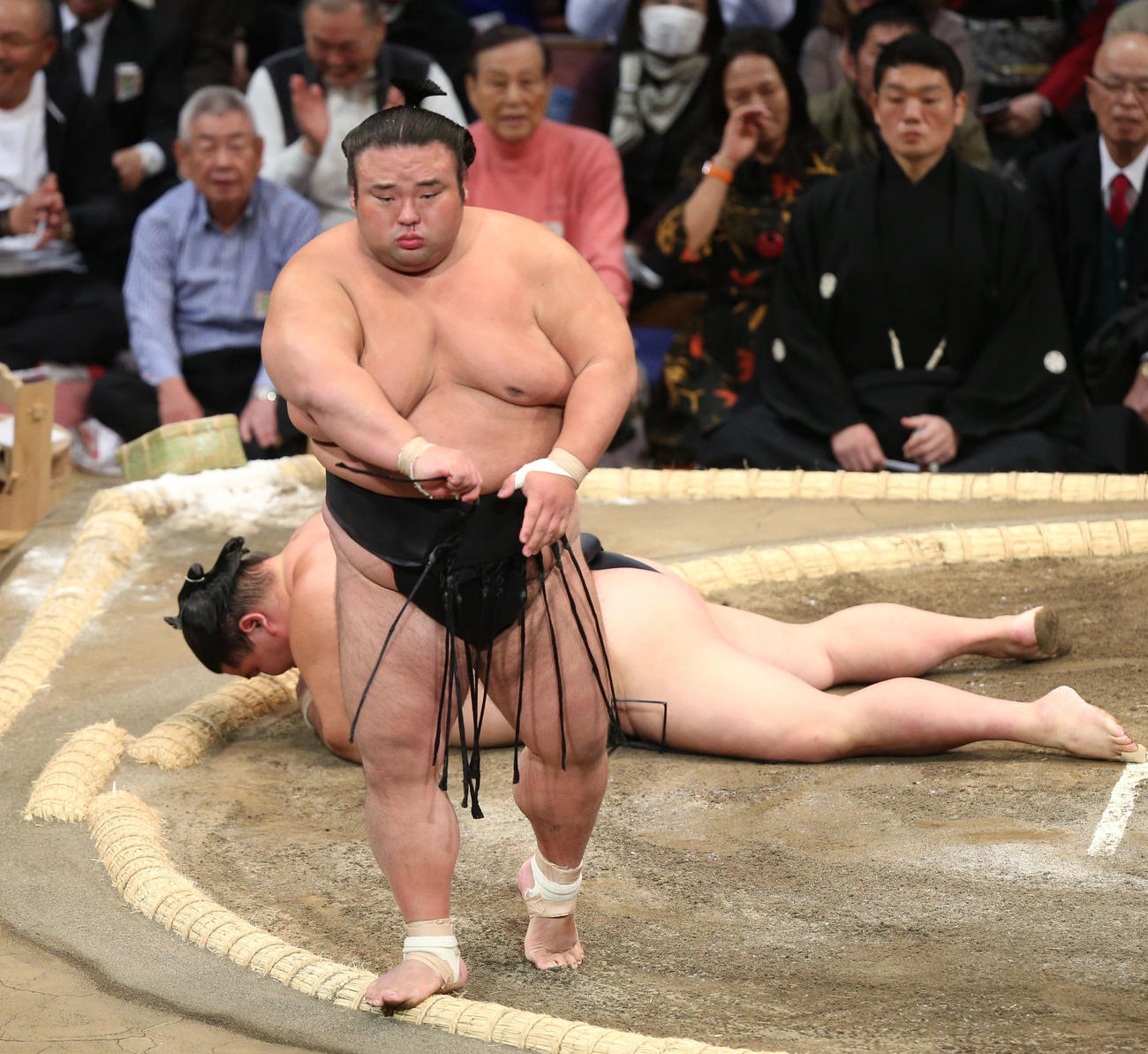貴景勝は引き落としで正代を破る（撮影・冨田成美）