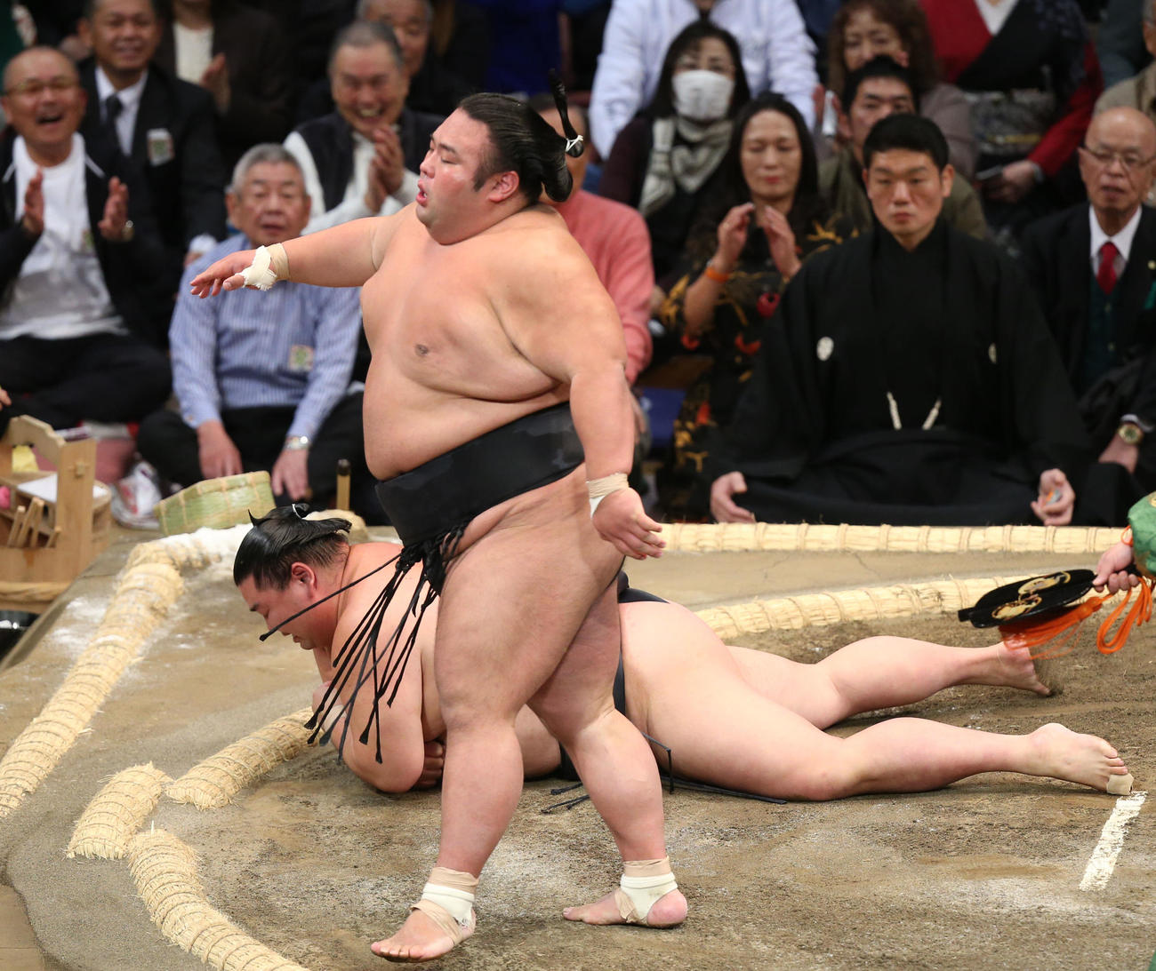 貴景勝は引き落としで正代を破る（撮影・冨田成美）