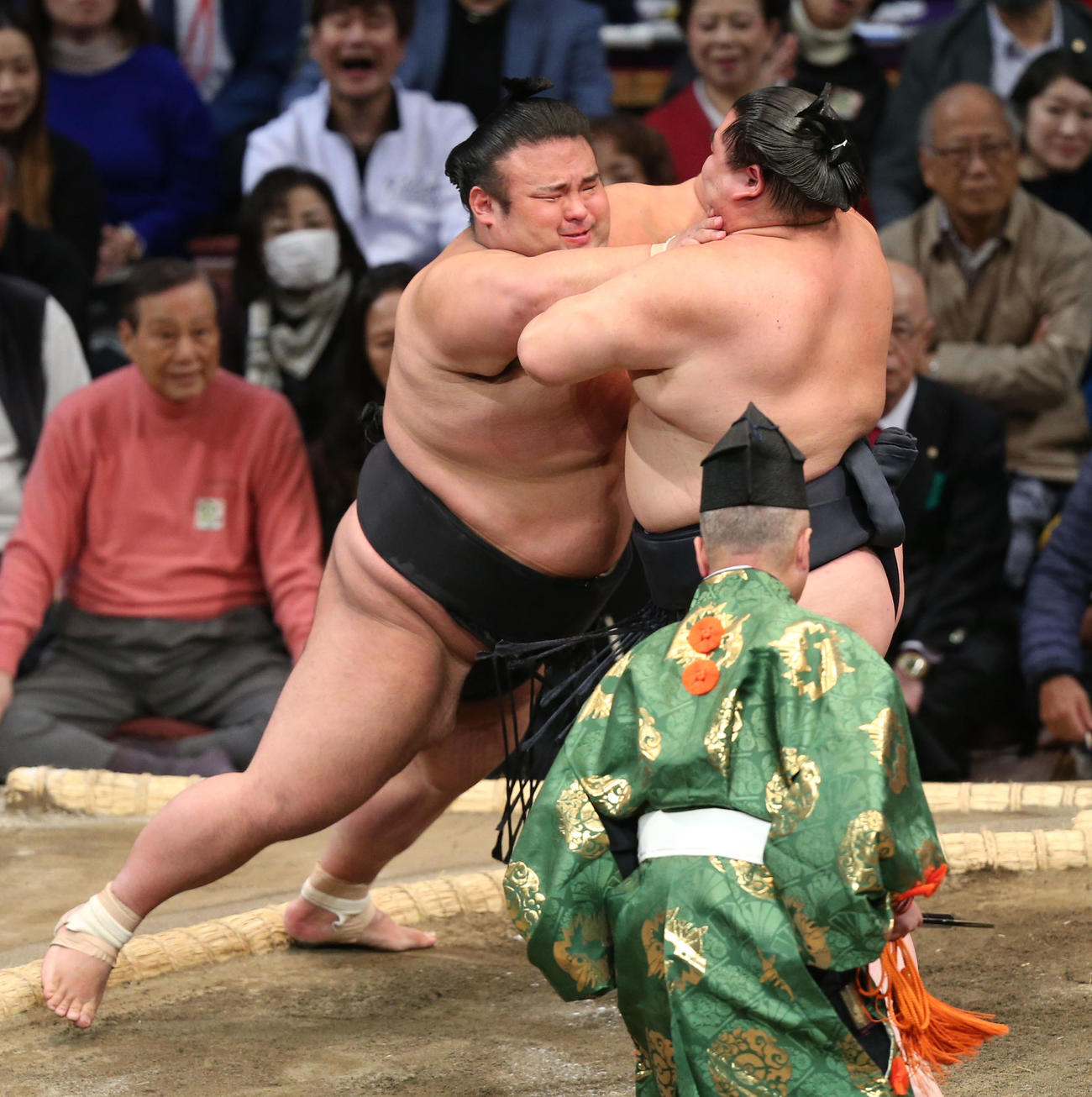 正代を攻める貴景勝（左）（撮影・冨田成美）