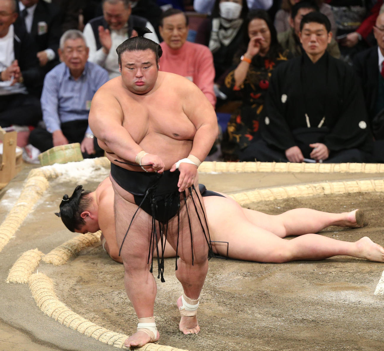 貴景勝は引き落としで正代を破る（撮影・冨田成美）