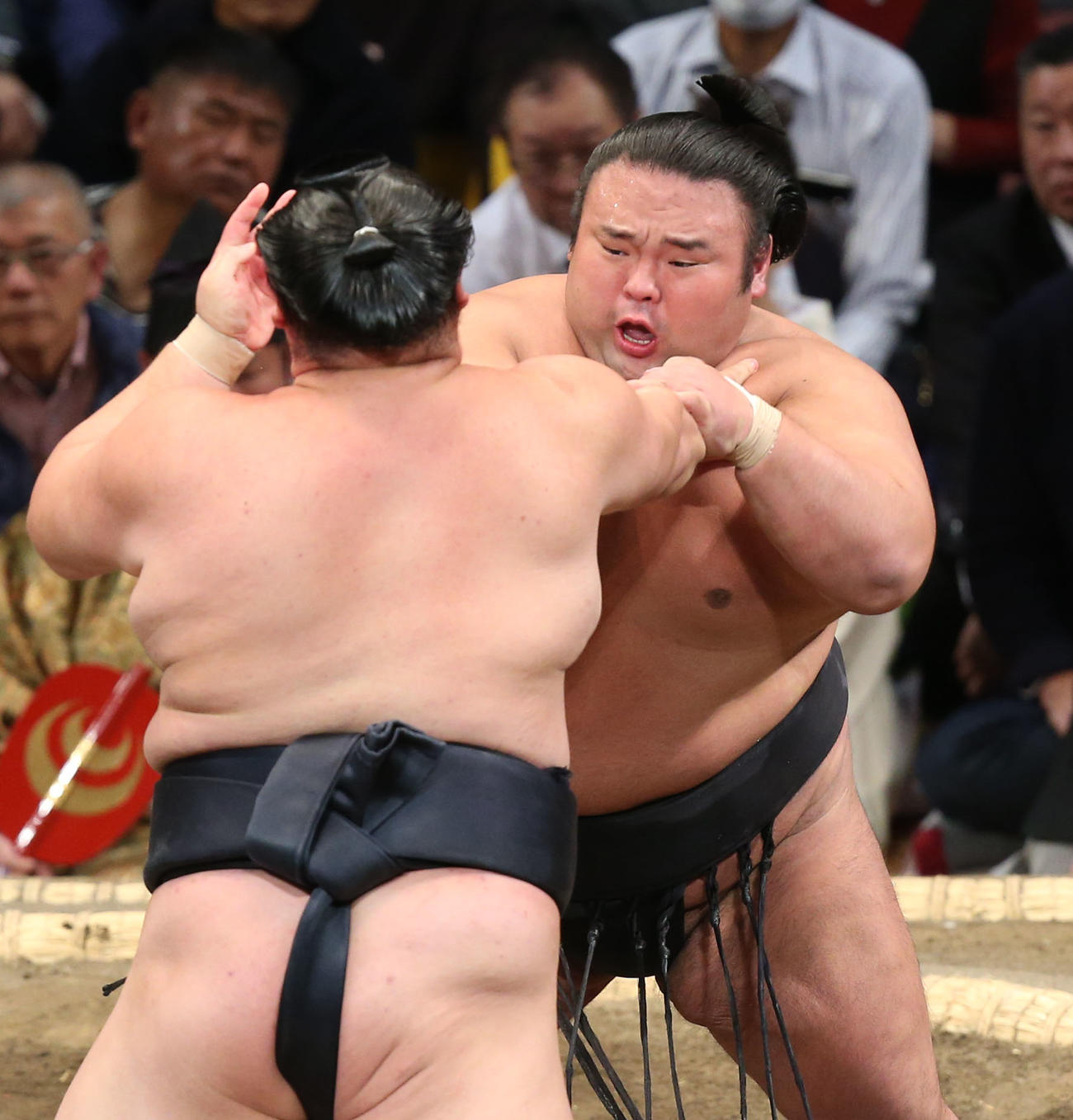 正代を攻める貴景勝（後方）（撮影・冨田成美）