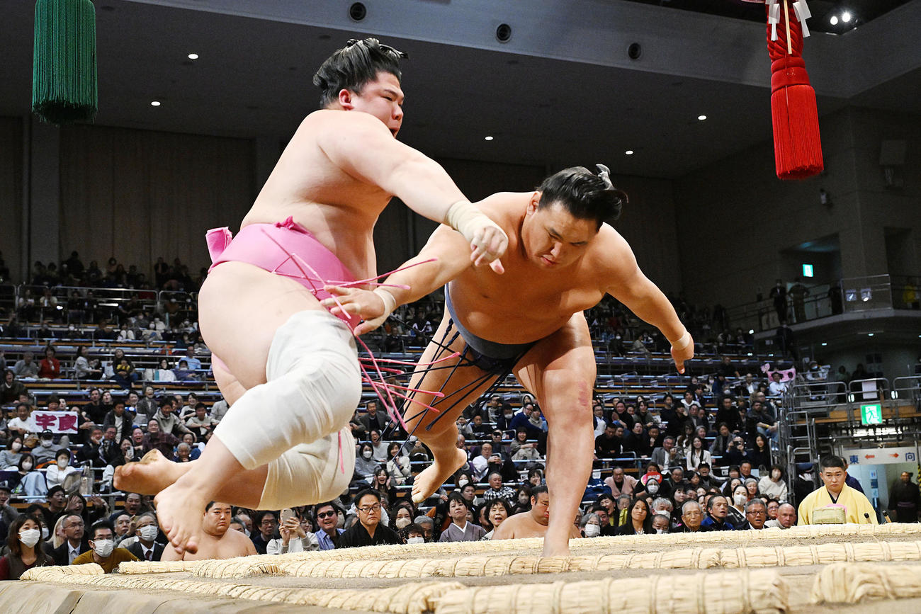 豊昇龍（右）は宇良を押し出しで破る（撮影・滝沢徹郎）