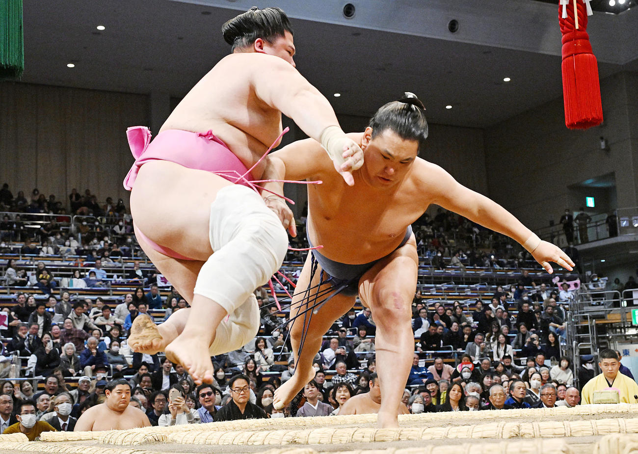 豊昇龍（右）は宇良を押し出しで破る（撮影・滝沢徹郎）