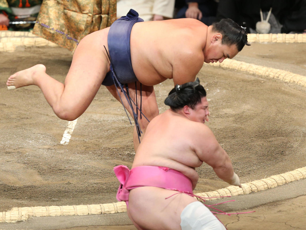 大相撲九州場所　2日目　豊昇龍（後方）は押し出しで宇良を破る（撮影・冨田成美）