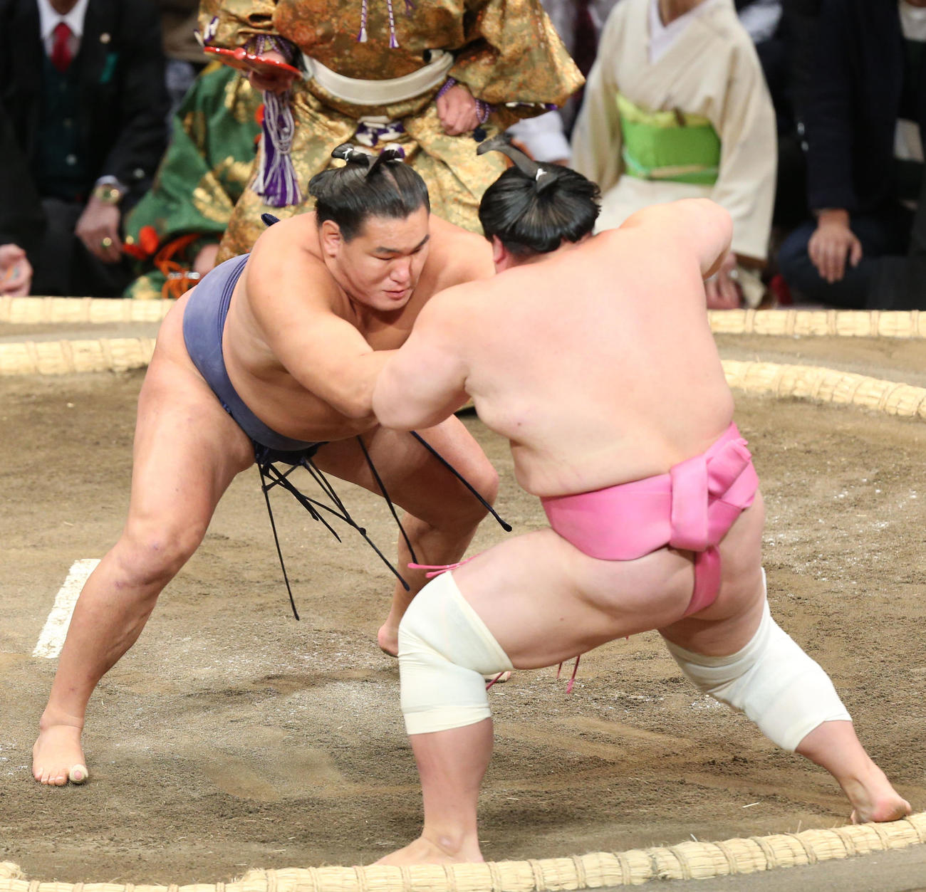 大相撲九州場所　2日目　豊昇龍（後方）は押し出しで宇良を破る（撮影・冨田成美）