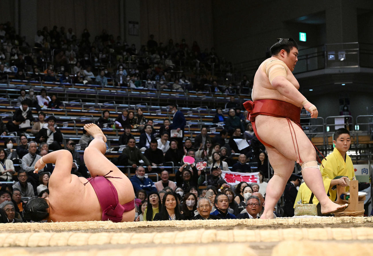 御嶽海（左）を寄り切りで破った熱海富士（撮影・滝沢徹郎）