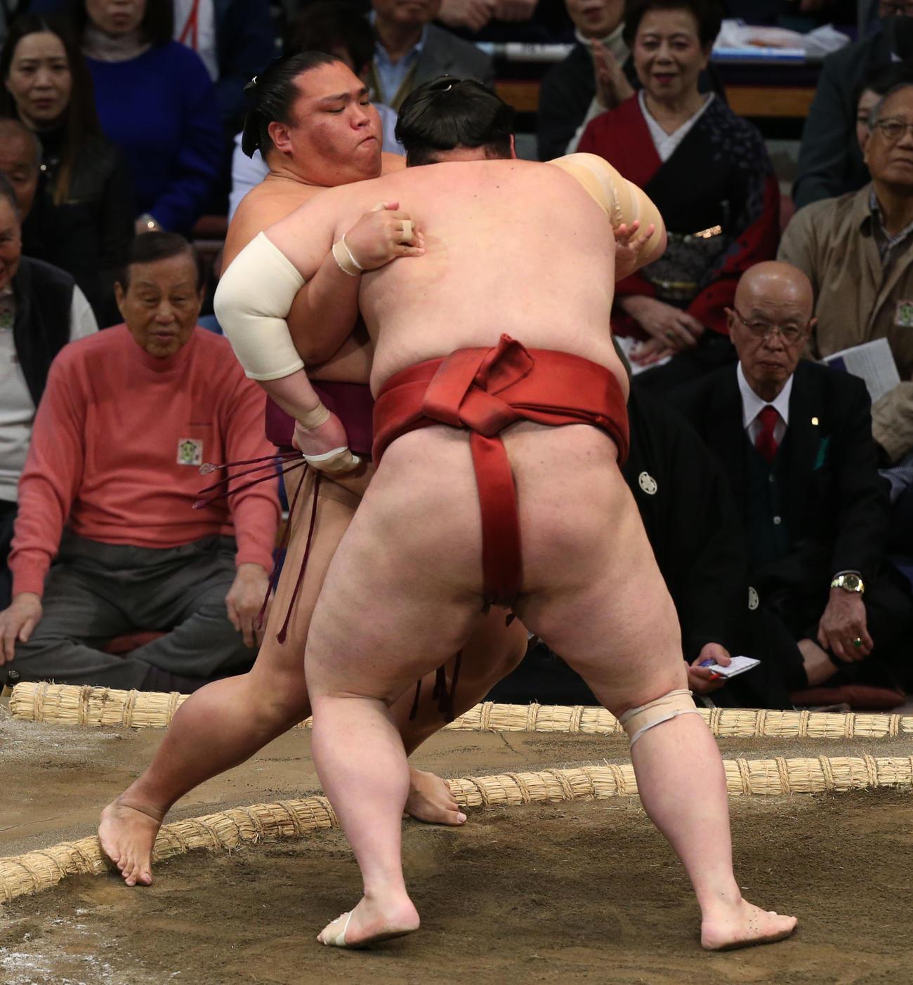 大相撲九州場所　2日目　熱海富士は寄り切りで御嶽海を破る（撮影・冨田成美）
