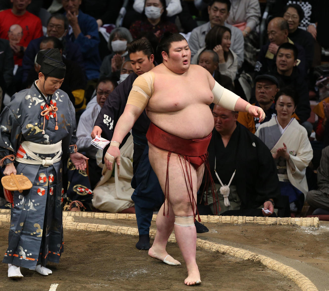 大相撲九州場所　2日目　御嶽海を寄り切りで破った熱海富士（撮影・冨田成美）
