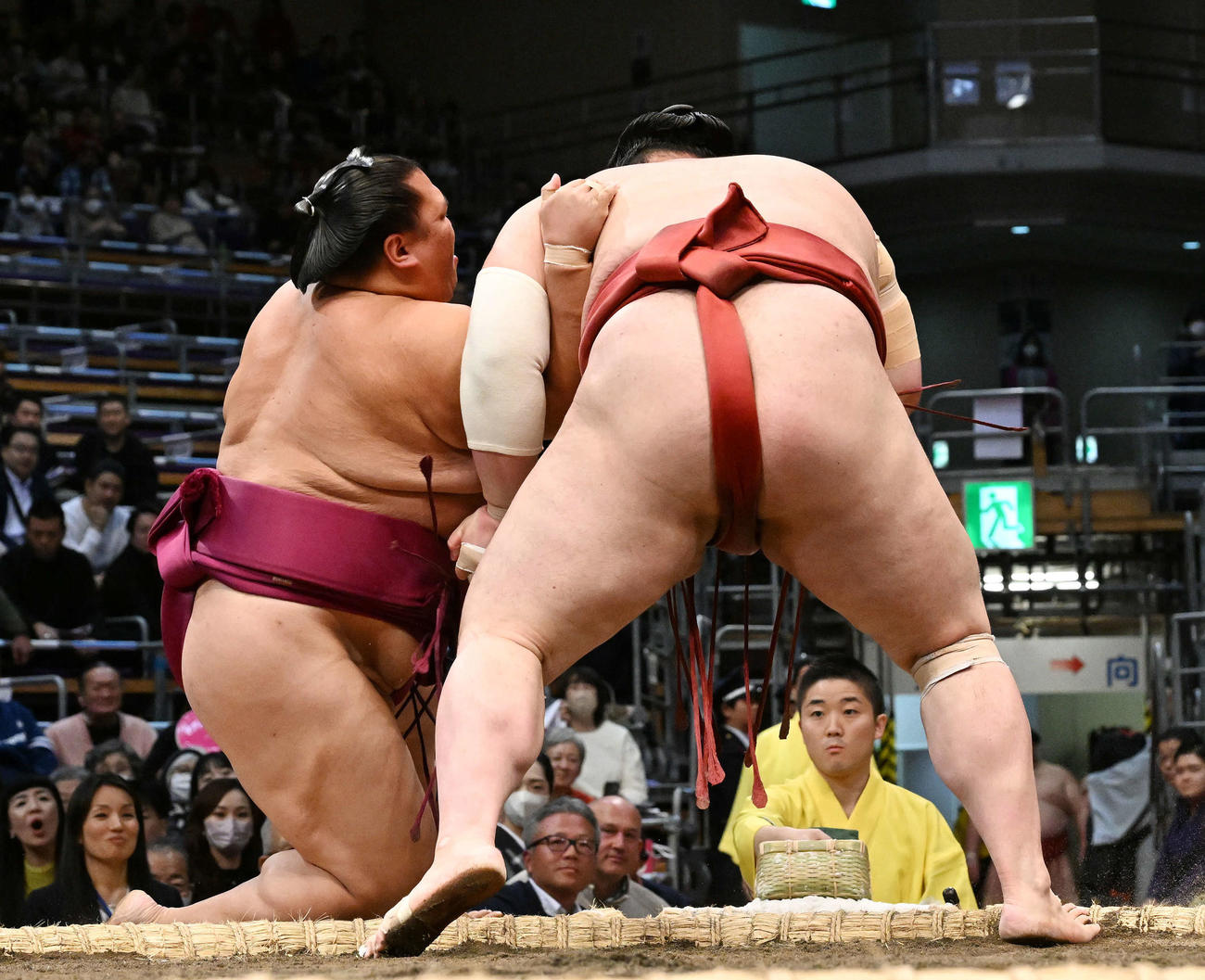 御嶽海（左）は熱海富士に寄り切りで敗れる（撮影・滝沢徹郎）