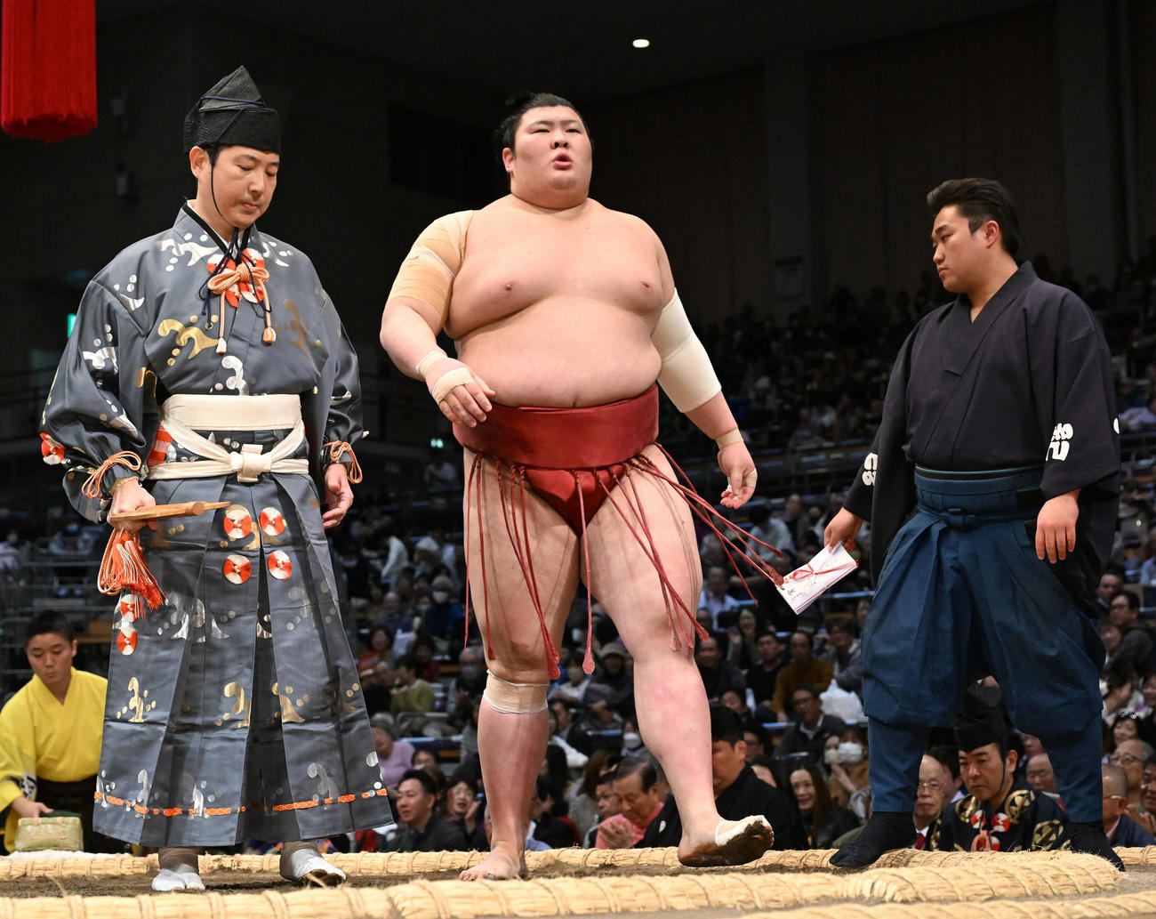 御嶽海を寄り切りで破った熱海富士（中央）（撮影・滝沢徹郎）