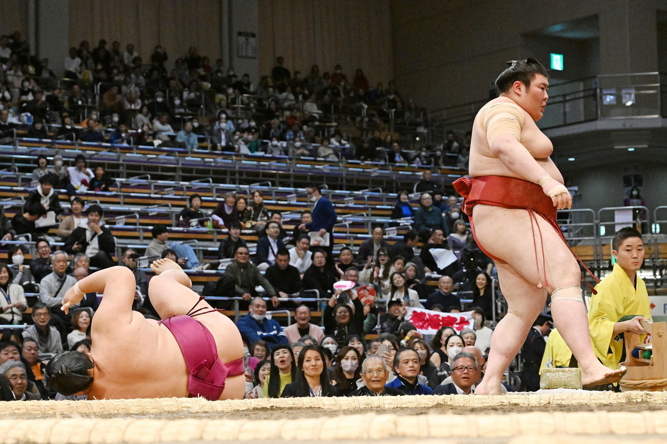 御嶽海（左）を寄り切りで破った熱海富士（撮影・滝沢徹郎）