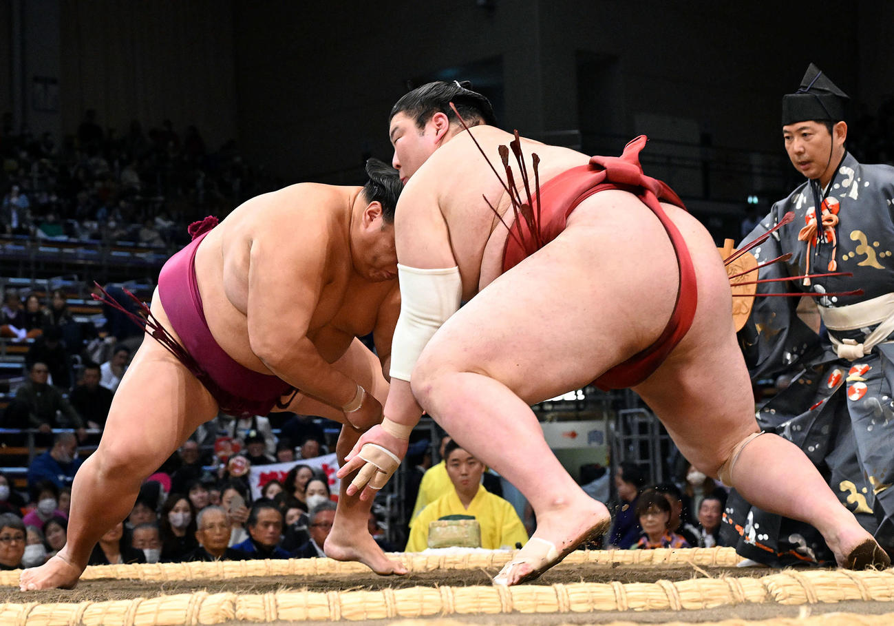 熱海富士（右）は御嶽海を攻める（撮影・滝沢徹郎）