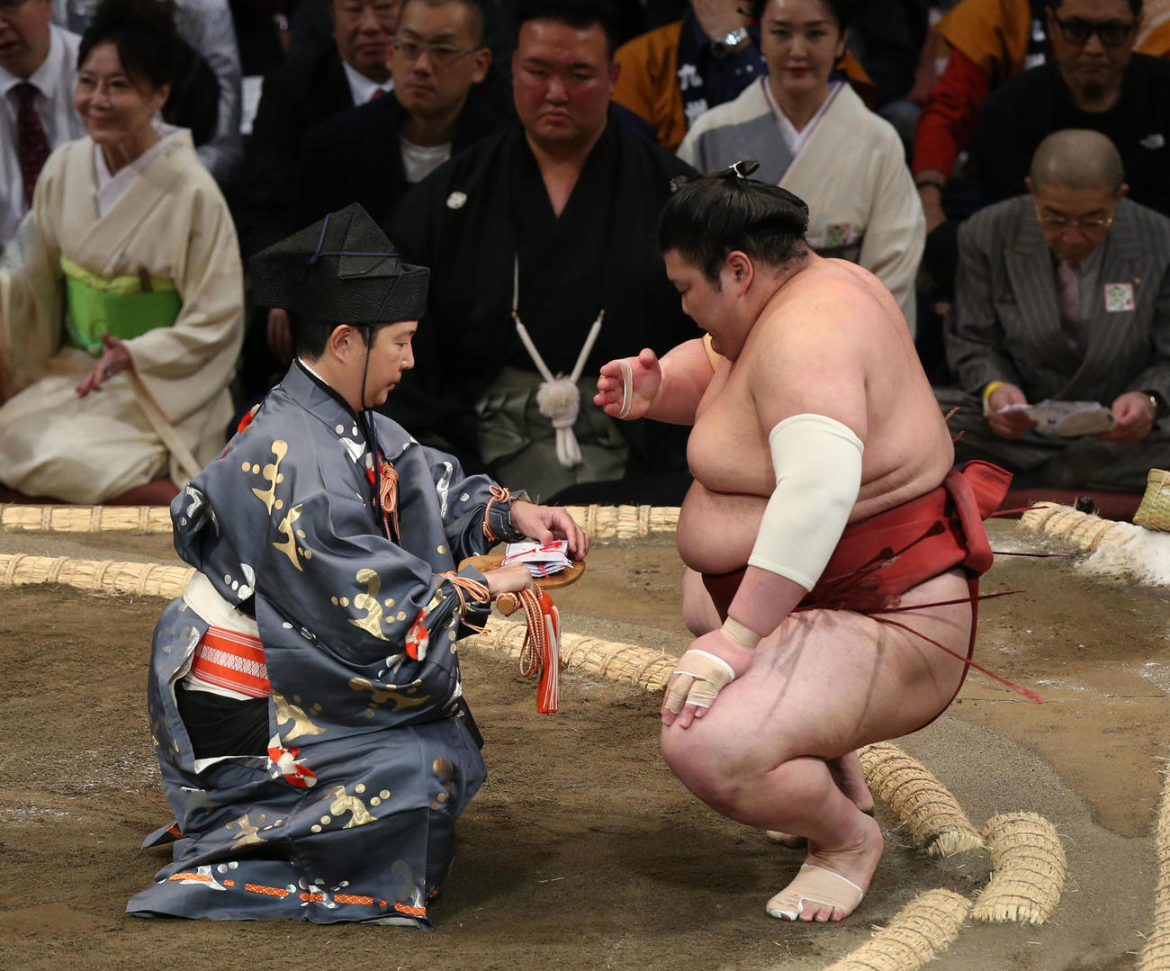 大相撲九州場所　2日目　御嶽海を破り懸賞を受け取る熱海富士（撮影・冨田成美）