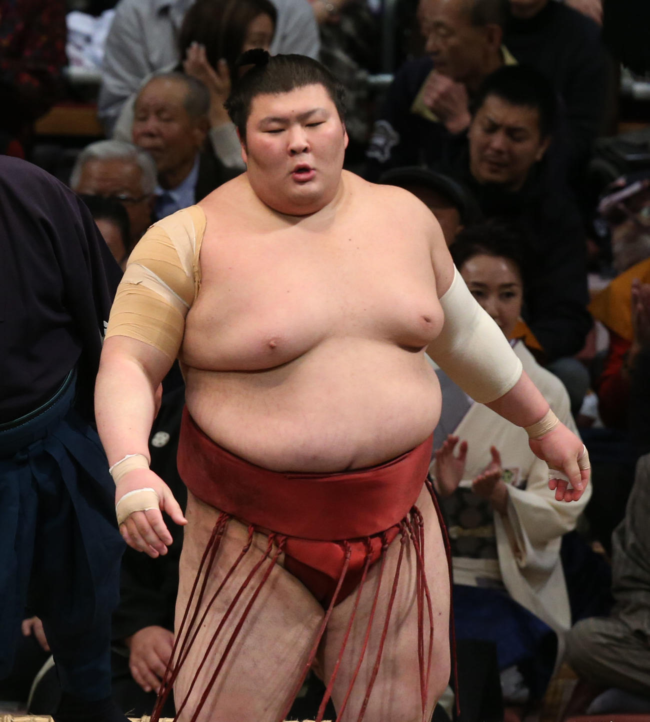 大相撲九州場所　2日目　御嶽海を寄り切りで破った熱海富士（撮影・冨田成美）