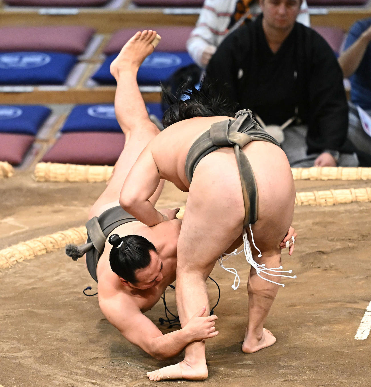 須山（左）は風栄大に肩透かしで敗れる（撮影・滝沢徹郎）