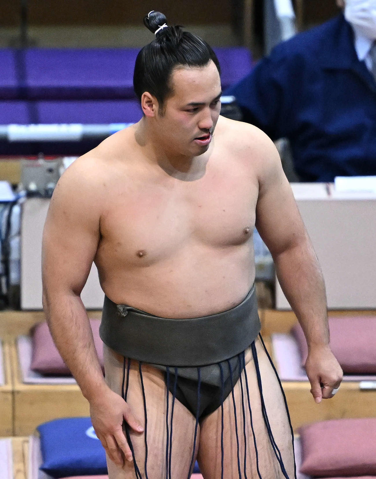 風栄大に敗れ引き揚げる須山（撮影・滝沢徹郎）