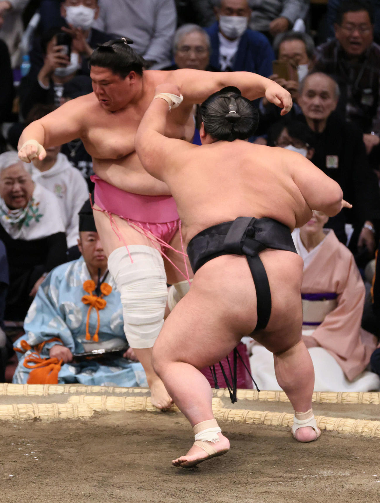 大相撲九州場所3日目　貴景勝（右）は突き出しで宇良を破る（撮影・加藤孝規）
