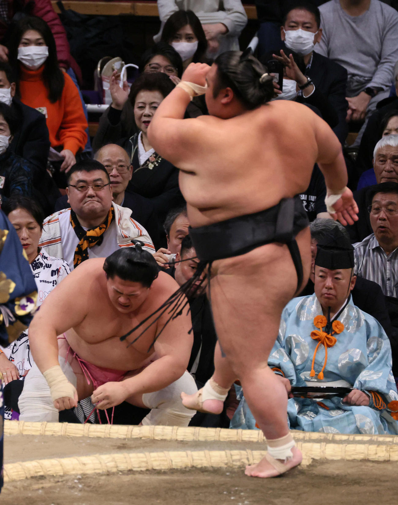 大相撲九州場所3日目　貴景勝（右）は突き出しで宇良を破る（撮影・加藤孝規）