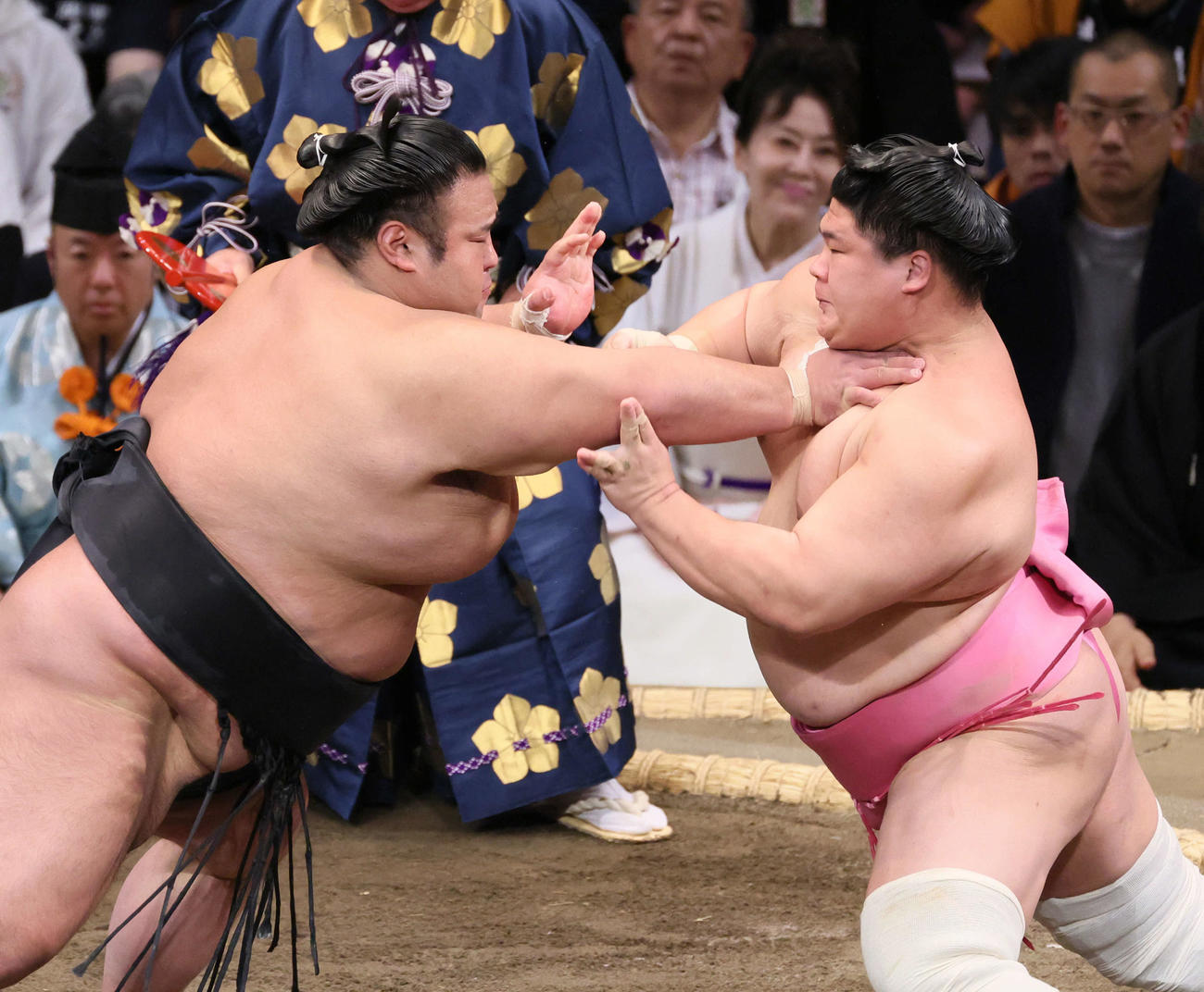 大相撲九州場所3日目　貴景勝（左）は突き出しで宇良を破る（撮影・加藤孝規）