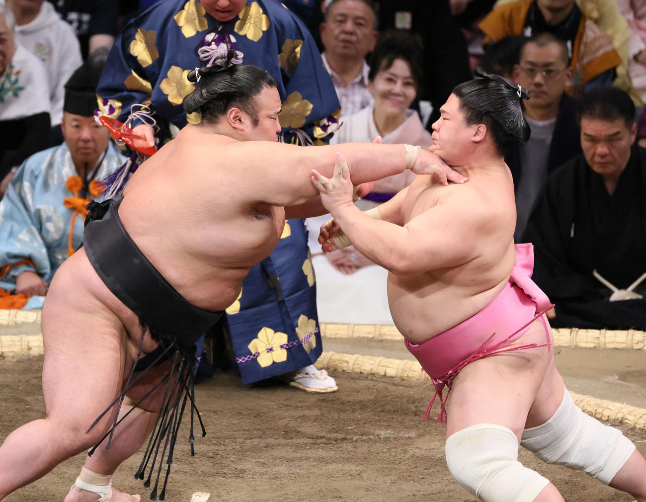 大相撲九州場所3日目　貴景勝（左）は突き出しで宇良を破る（撮影・加藤孝規）