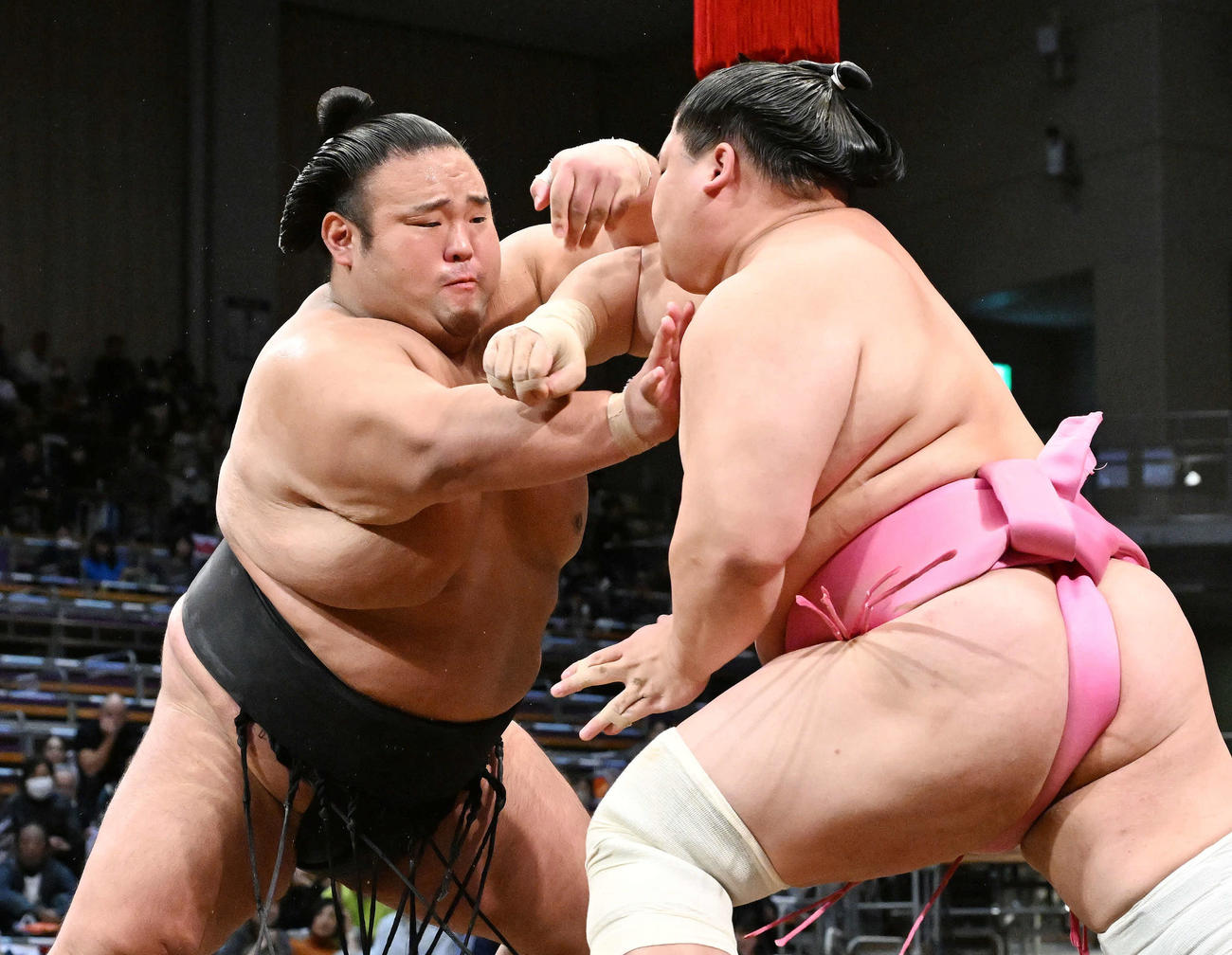 貴景勝（左）は宇良を攻める（撮影・滝沢徹郎）