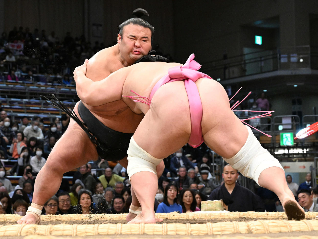 貴景勝（左）は立ち会いで宇良とぶつかる（撮影・滝沢徹郎）