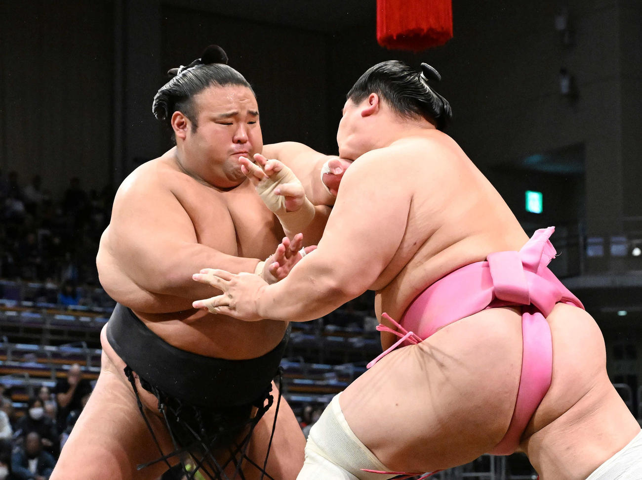貴景勝（左）は宇良を攻める（撮影・滝沢徹郎）