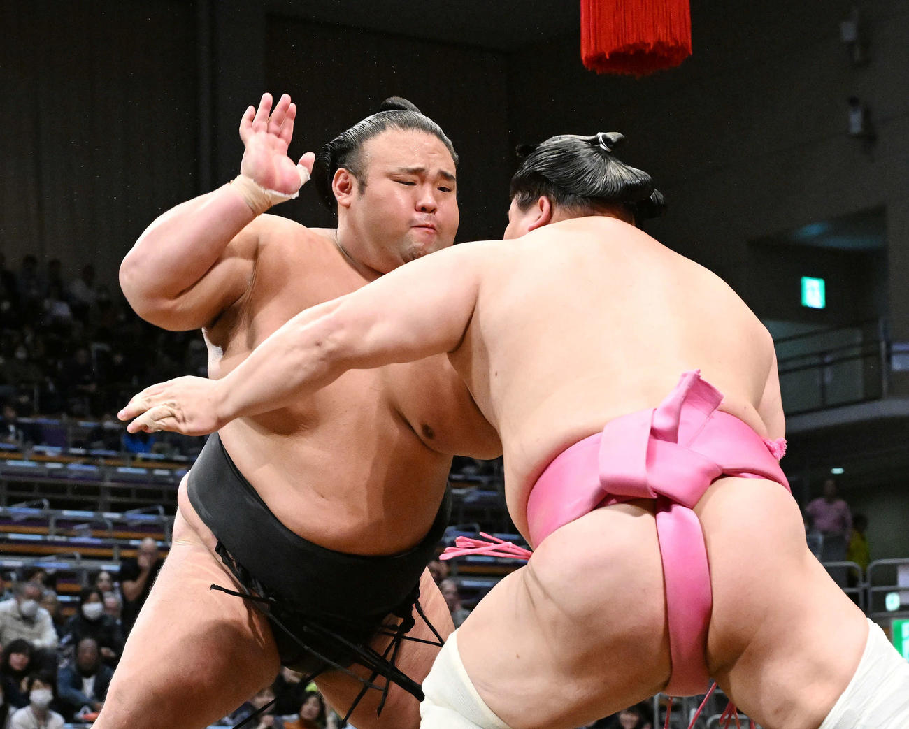 貴景勝（左）は宇良を攻める（撮影・滝沢徹郎）