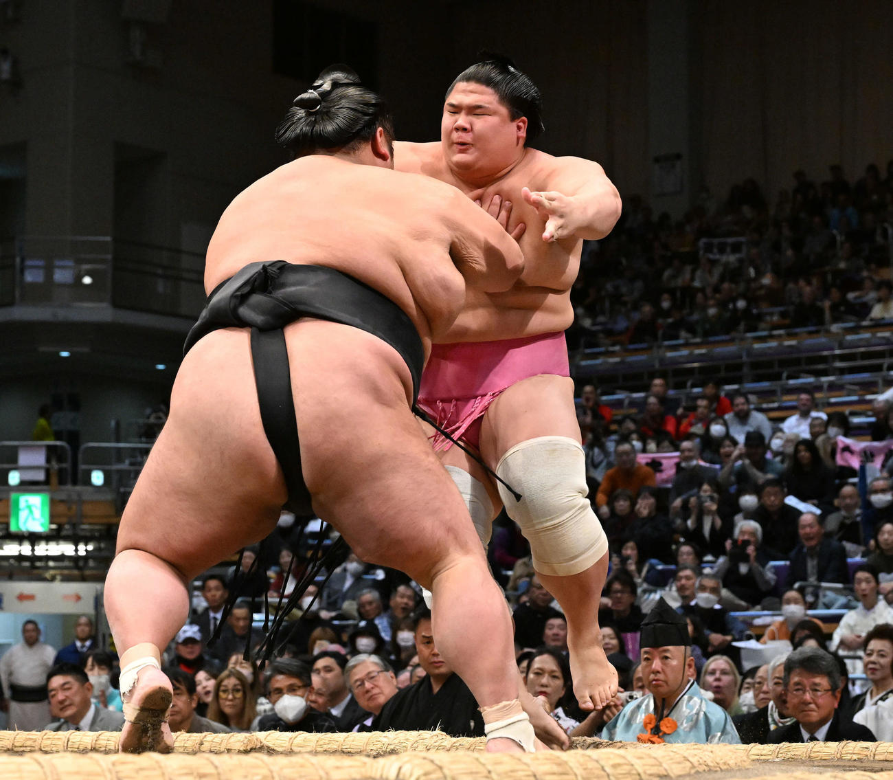 宇良（後方）は貴景勝に突き出しで敗れる（撮影・滝沢徹郎）