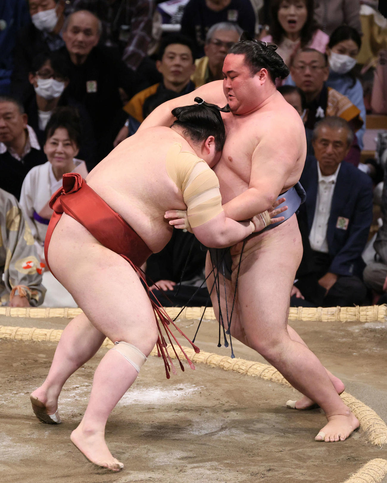 大相撲九州場所3日目　熱海富士（左）が寄り切りで金峯山を破る（撮影・加藤孝規）