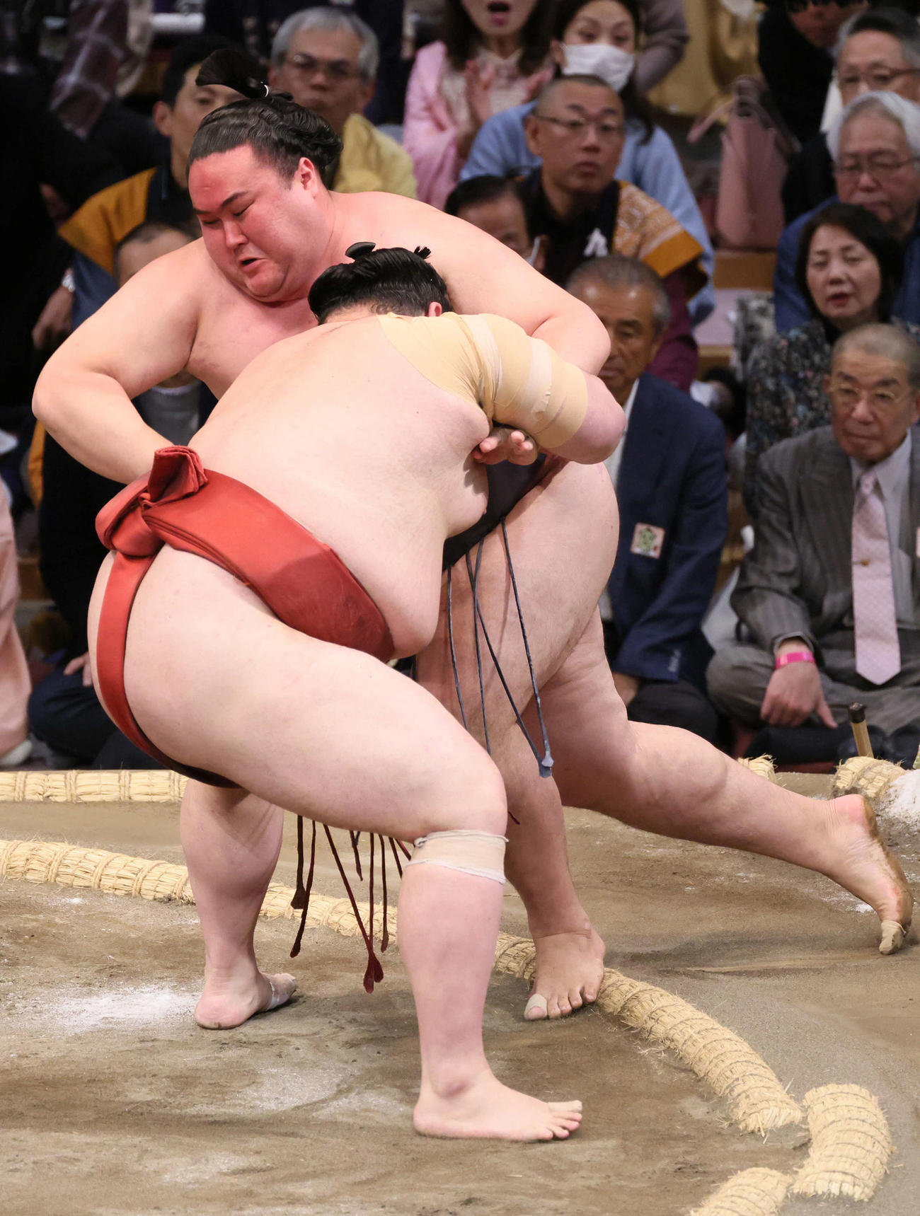 大相撲九州場所3日目　熱海富士（手前）が寄り切りで金峯山を破る（撮影・加藤孝規）