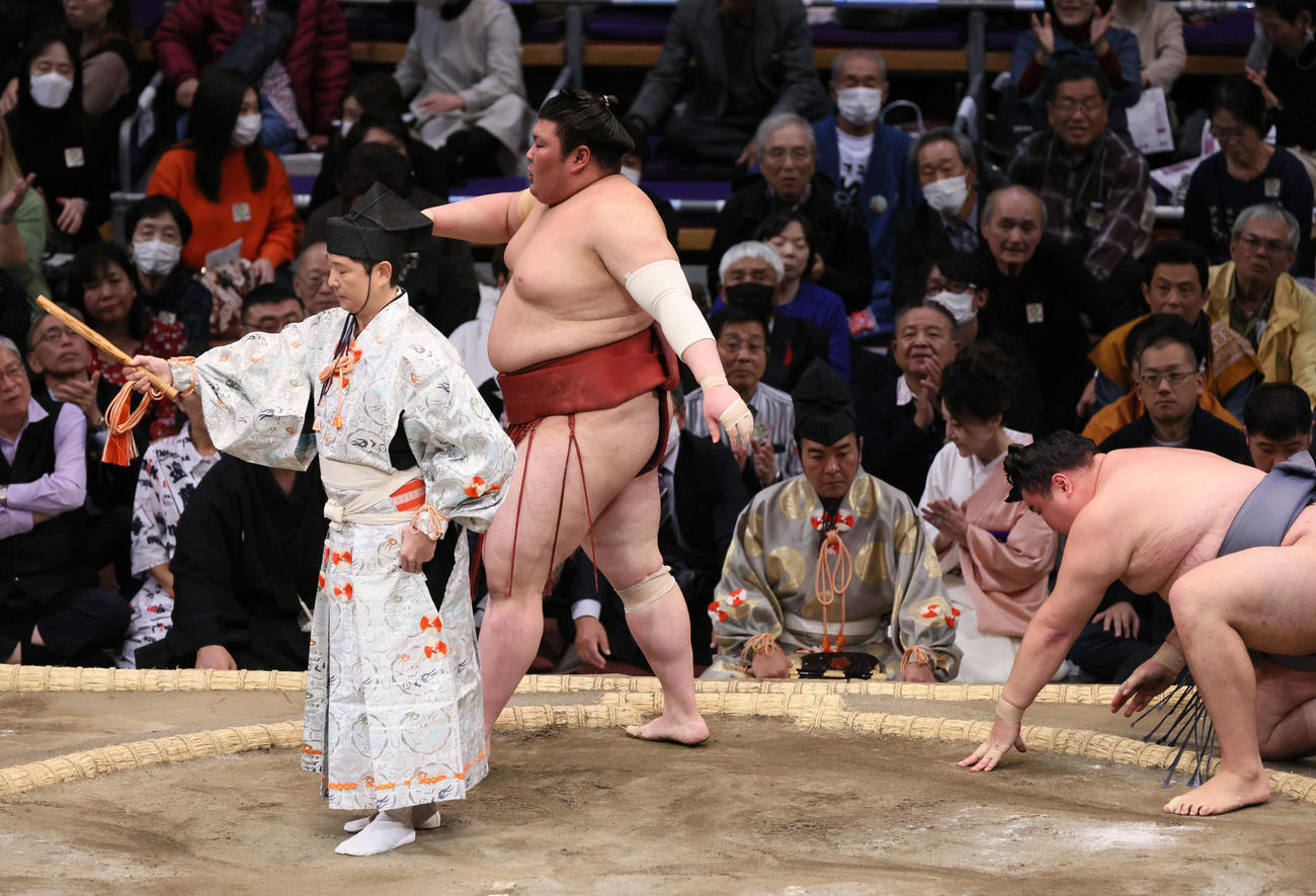 大相撲九州場所3日目　熱海富士（中央）が寄り切りで金峯山を破る（撮影・加藤孝規）