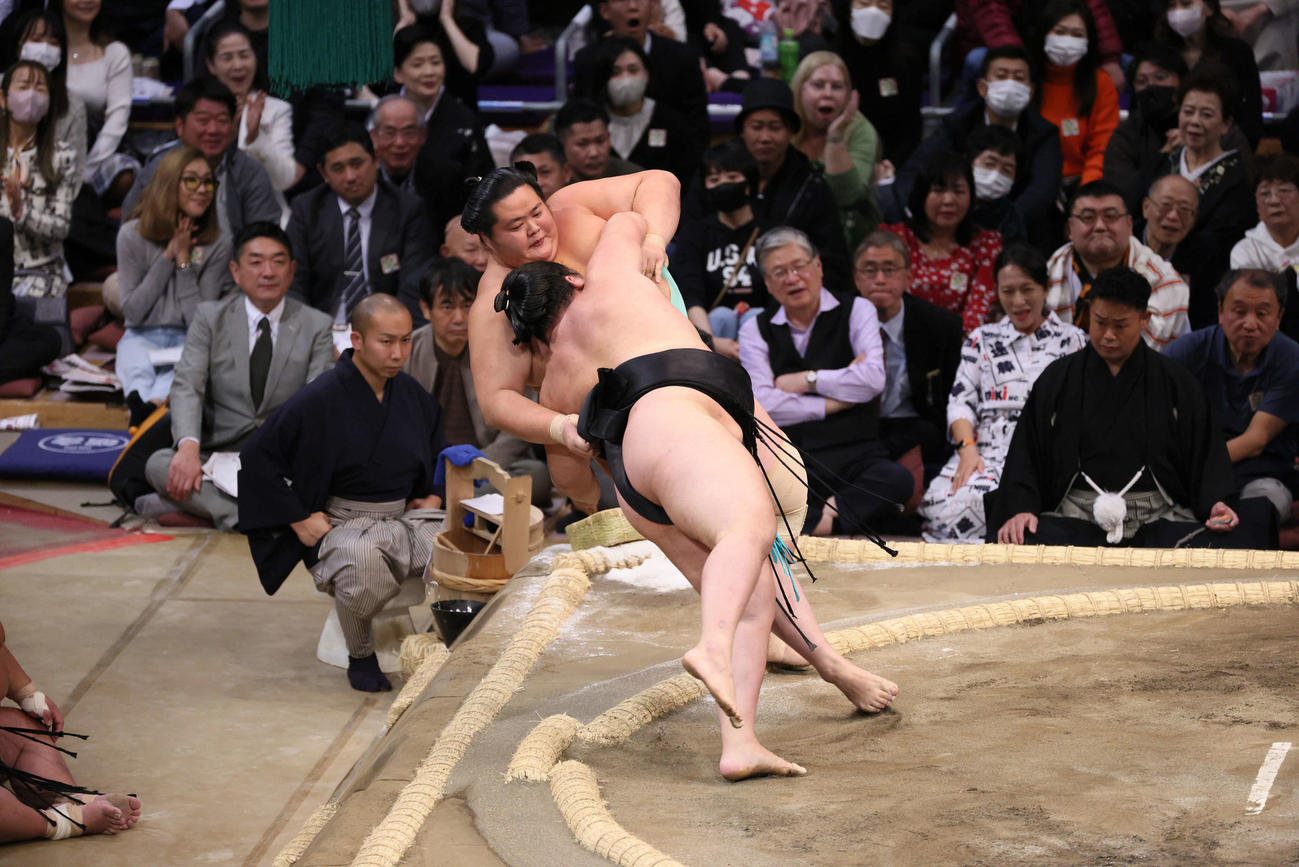 大相撲九州場所3日目　琴ノ若（左）が大逆手で明生を破る（撮影・加藤孝規）