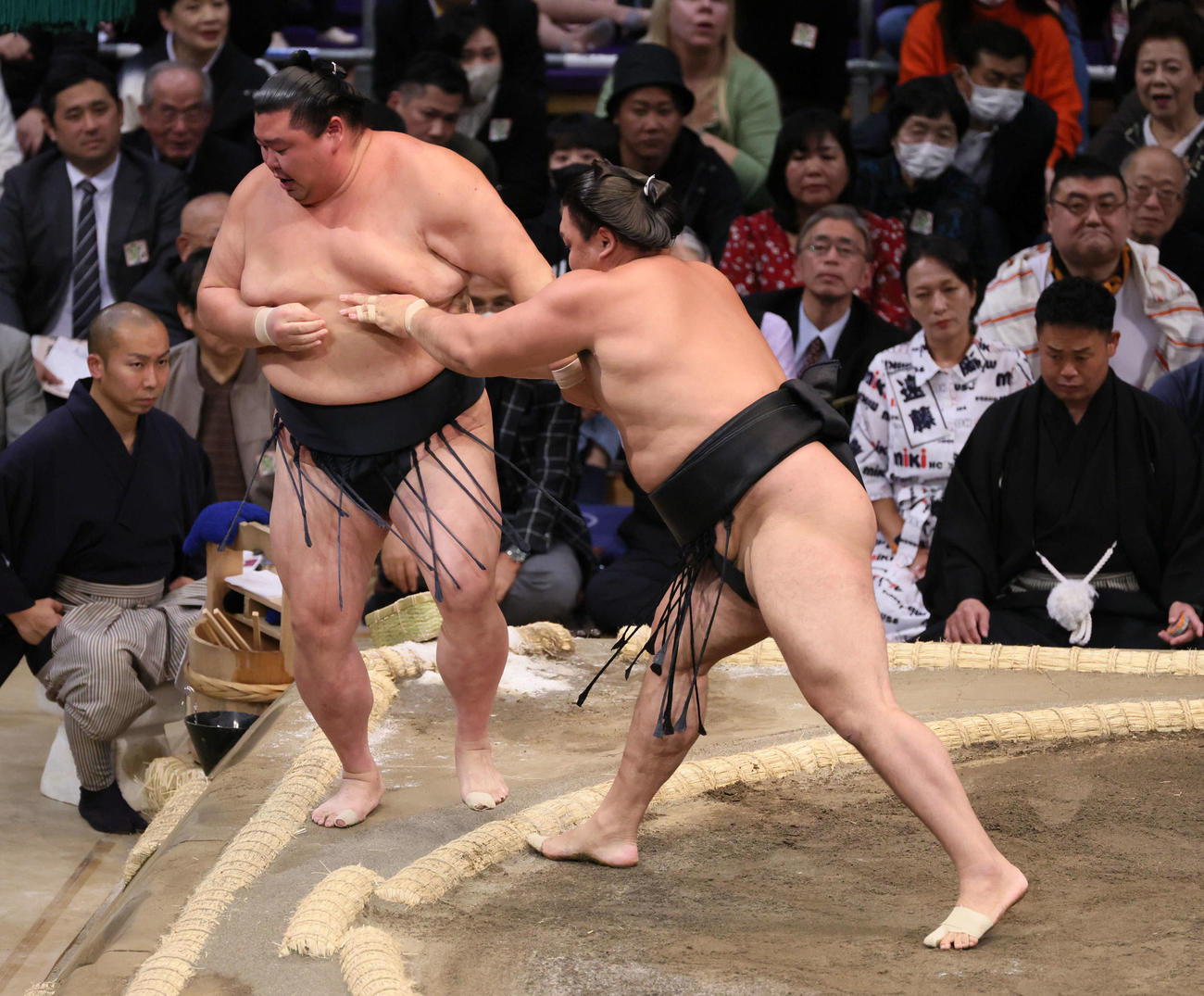 大相撲九州場所3日目　霧島（右）が寄り切りで正代を破る（撮影・加藤孝規）