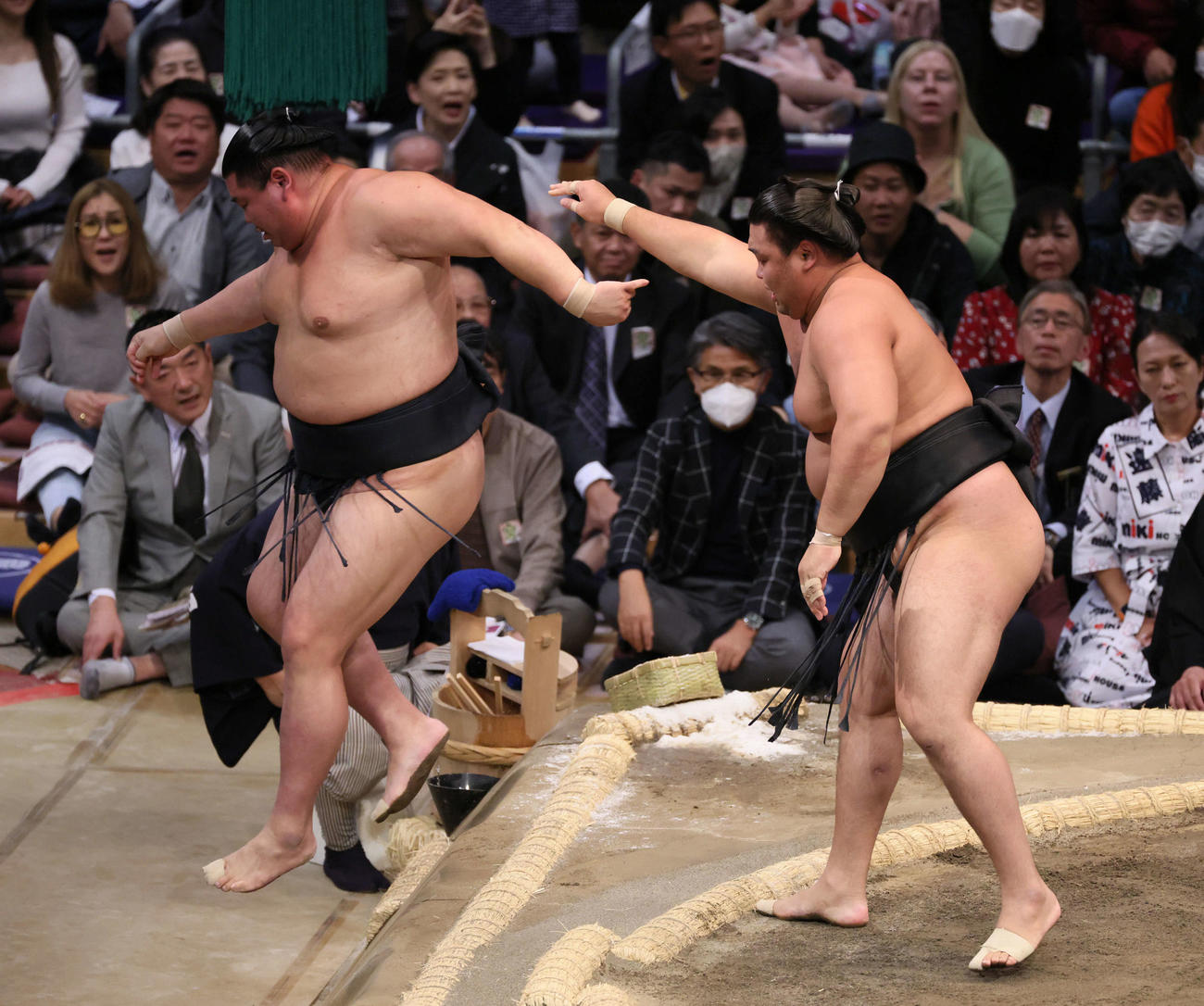 大相撲九州場所3日目　霧島（右）が寄り切りで正代を破る（撮影・加藤孝規）