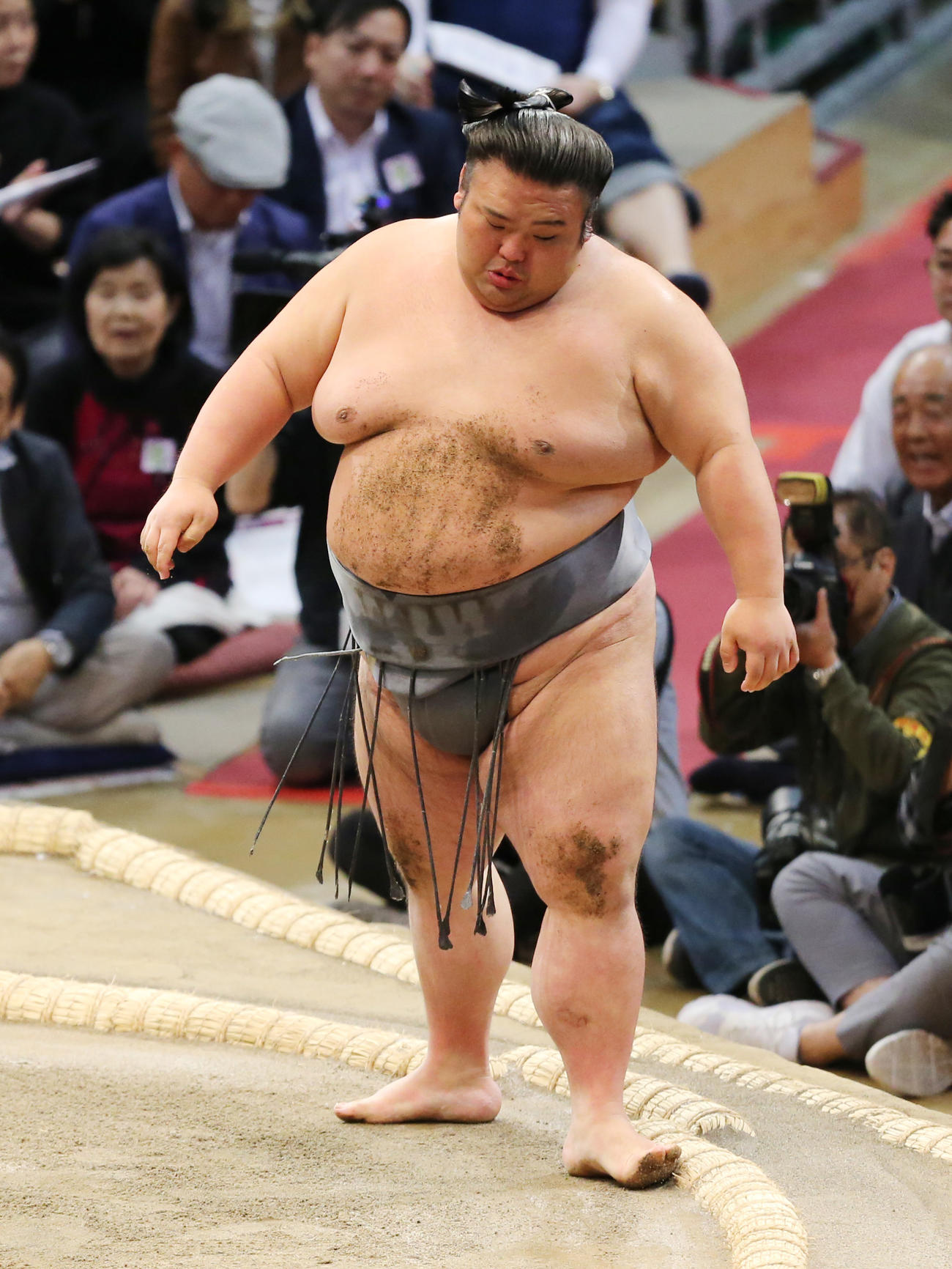 うなだれる貴景勝（2019年11月11日撮影）