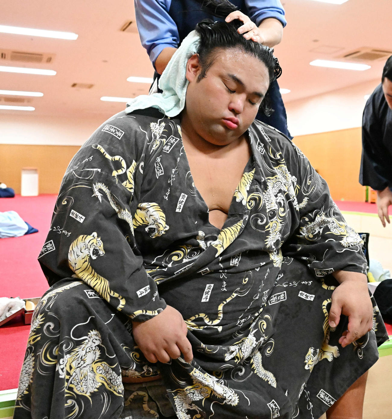明生に敗れた貴景勝は支度部屋で取材に応じる