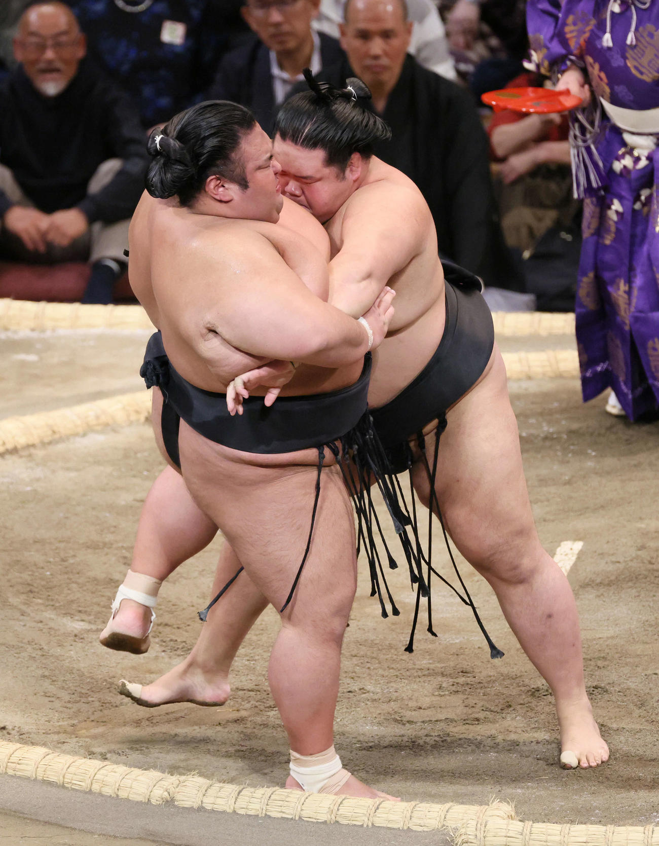 大相撲九州場所4日目　明生（右）が寄り切りで貴景勝を破る（撮影・加藤孝規）