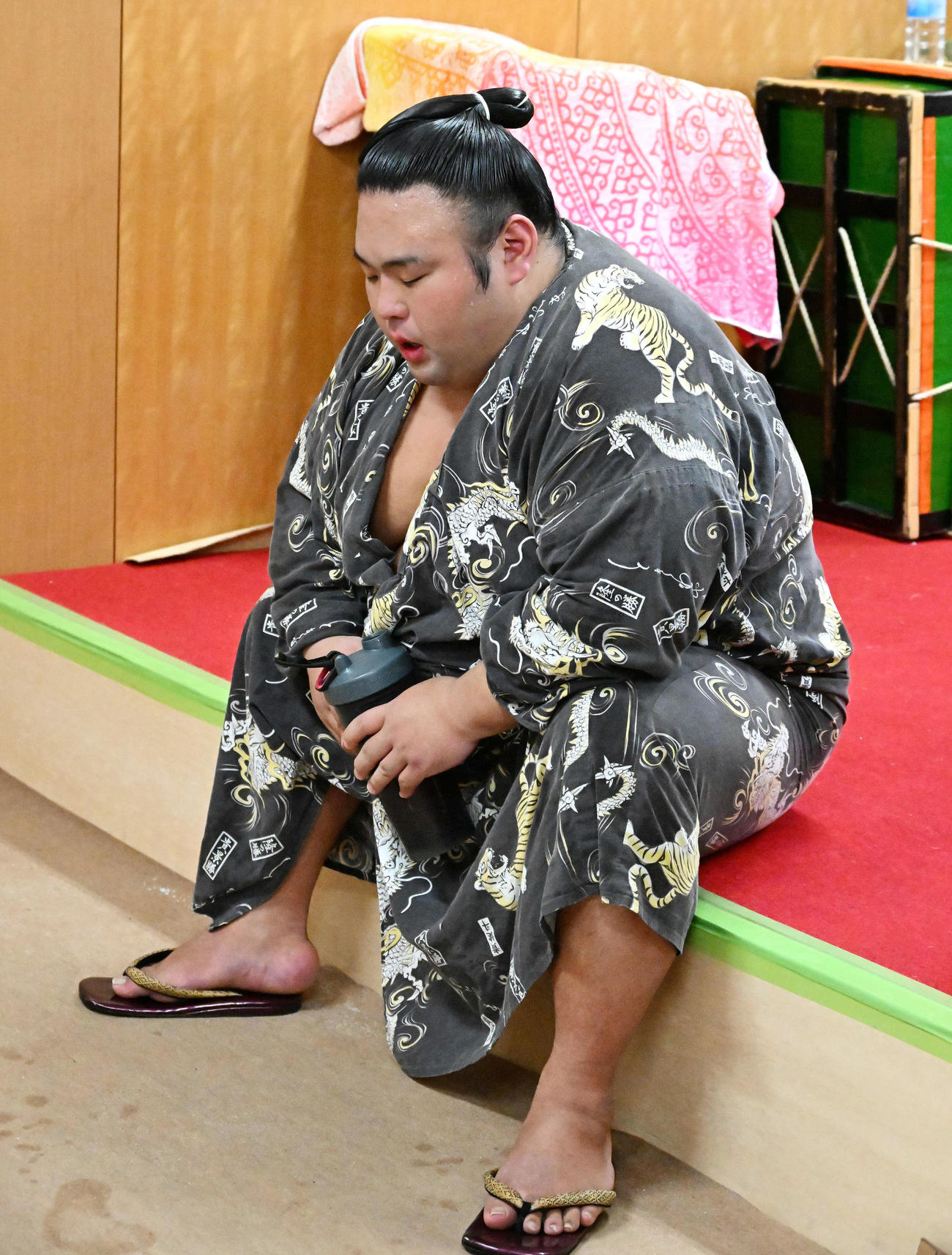 支度部屋で浮かない表情の貴景勝