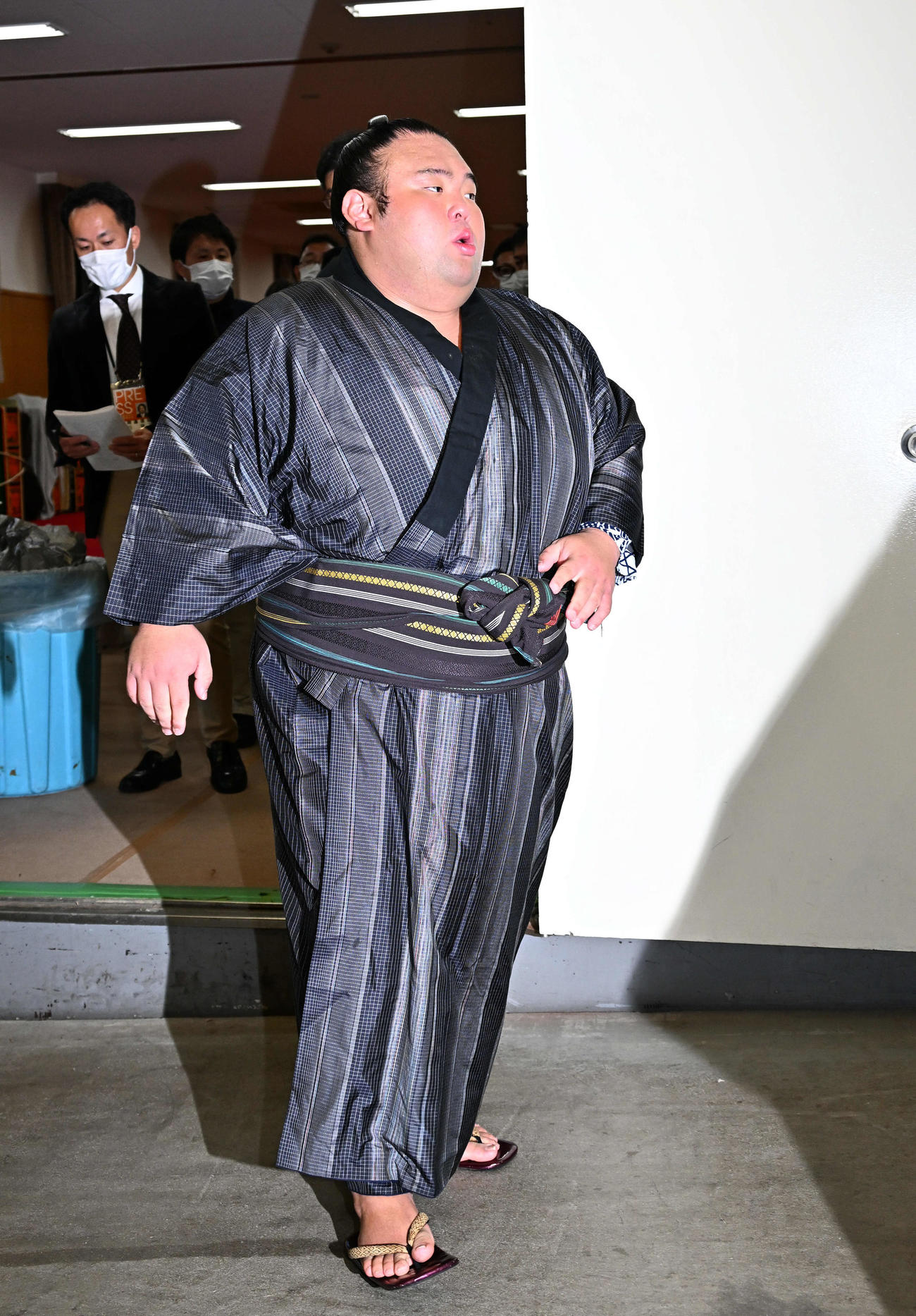 明生に敗れた貴景勝は支度部屋を後にする
