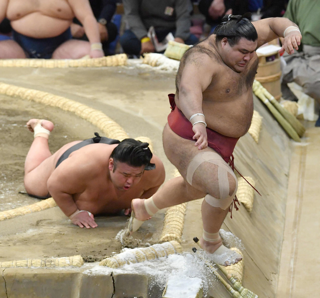 押し出しで貴景勝（左）に敗れた高安（撮影・岩下翔太）