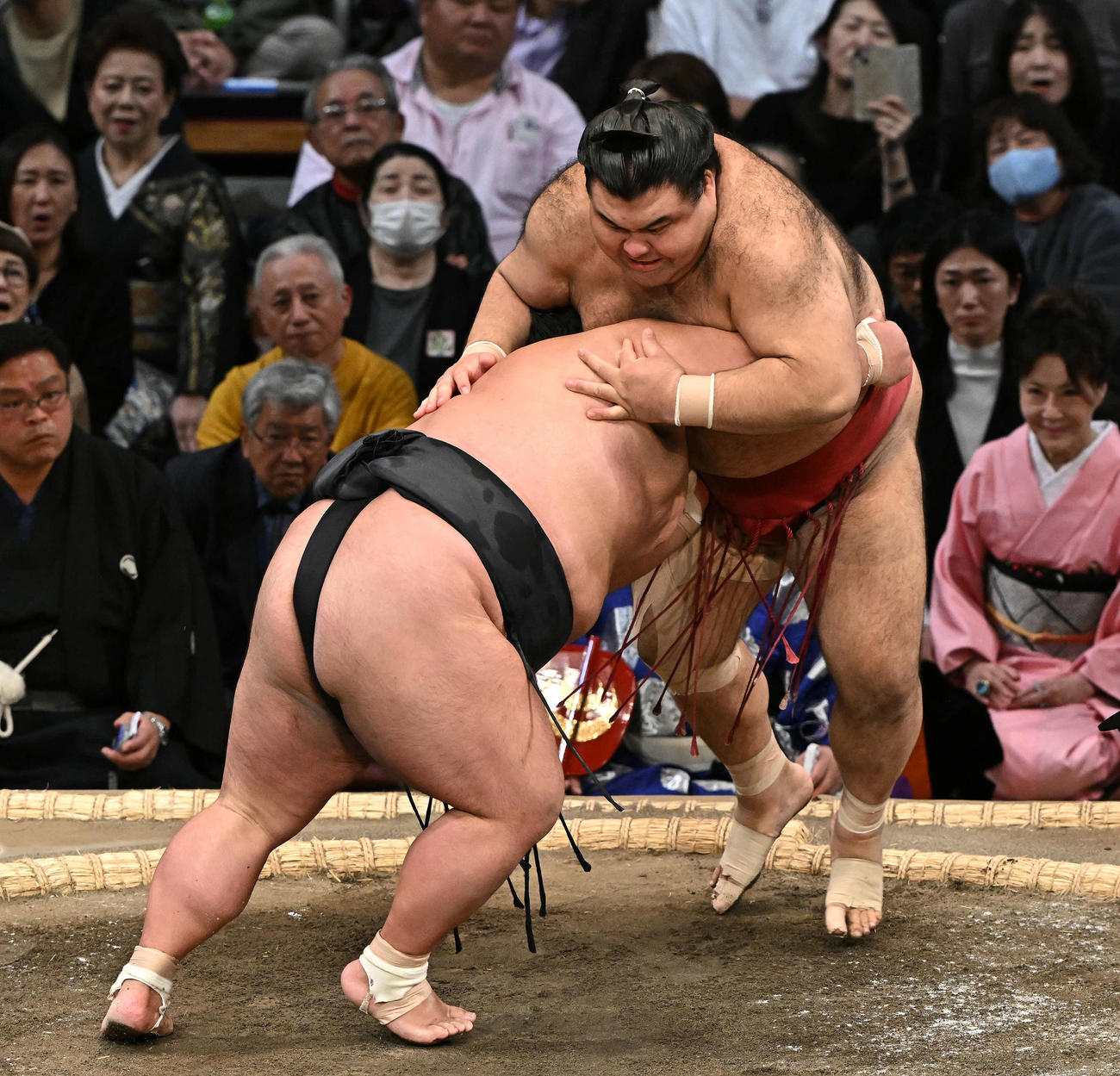 高安（後方）は貴景勝に押し出しで敗れる（撮影・滝沢徹郎）