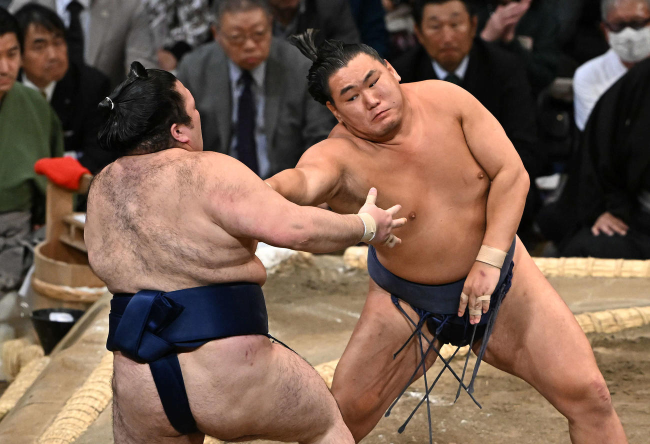 豊昇龍（右）は豪ノ山を押し出しで破る（撮影・滝沢徹郎）