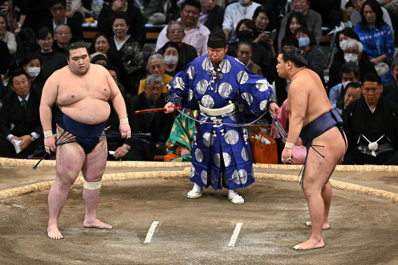 豊昇龍（右）と豪ノ山の立ち会いが合わずやり直しとなる（撮影・滝沢徹郎）