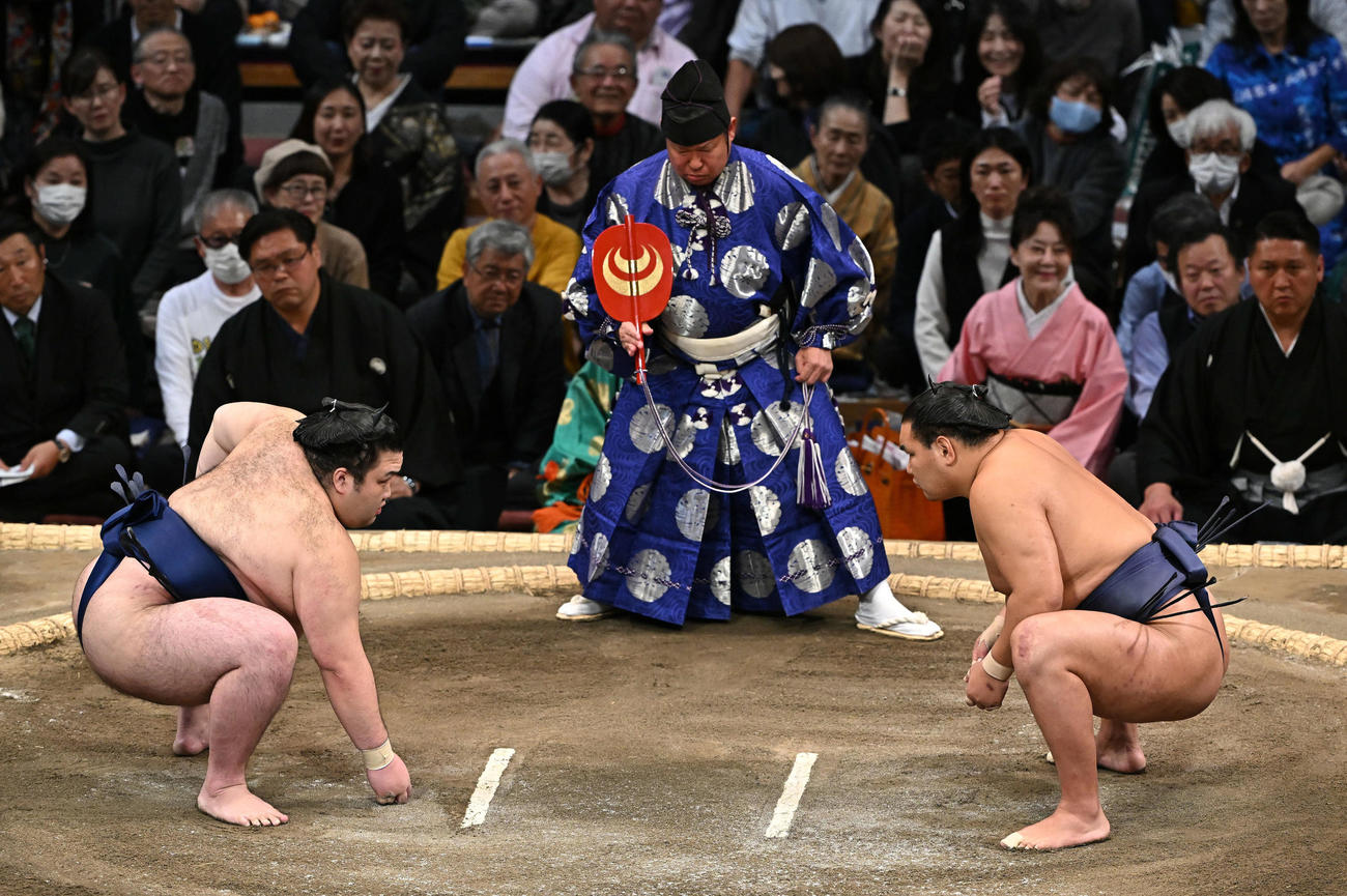 仕切りで豪ノ山（左）が土俵に手をつけても、手をつけない豊昇龍（撮影・滝沢徹郎）
