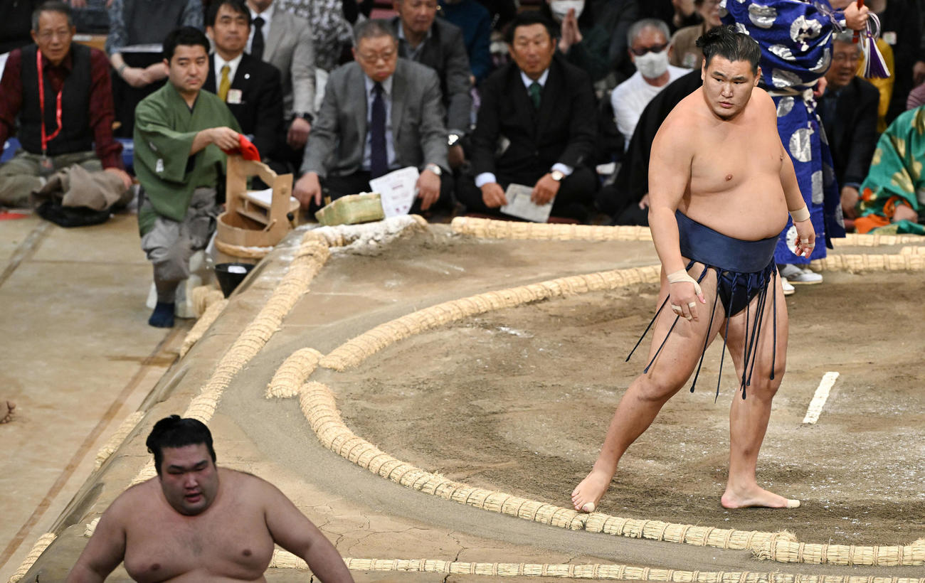 豊昇龍（右）は押し出しで破った豪ノ山をにらむ（撮影・滝沢徹郎）