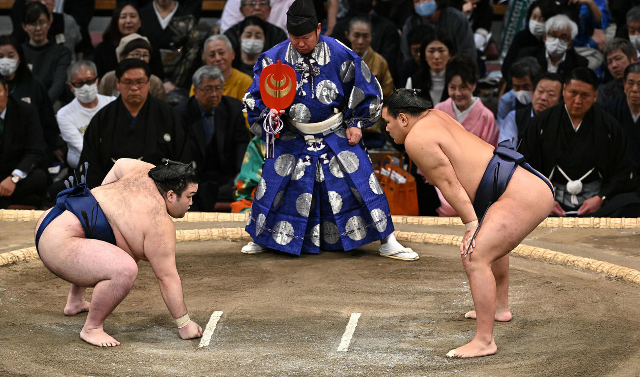 仕切りで豪ノ山（左）が土俵に手をつけても、手をつけない豊昇龍（撮影・滝沢徹郎）