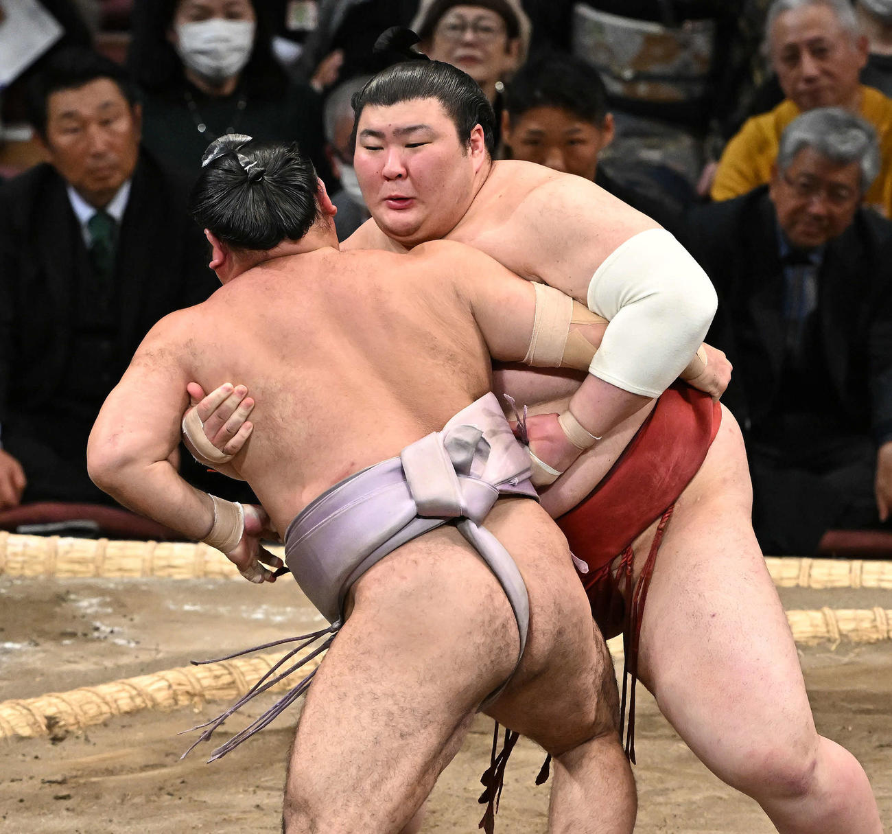 熱海富士（右）は琴恵光を攻める（撮影・滝沢徹郎）