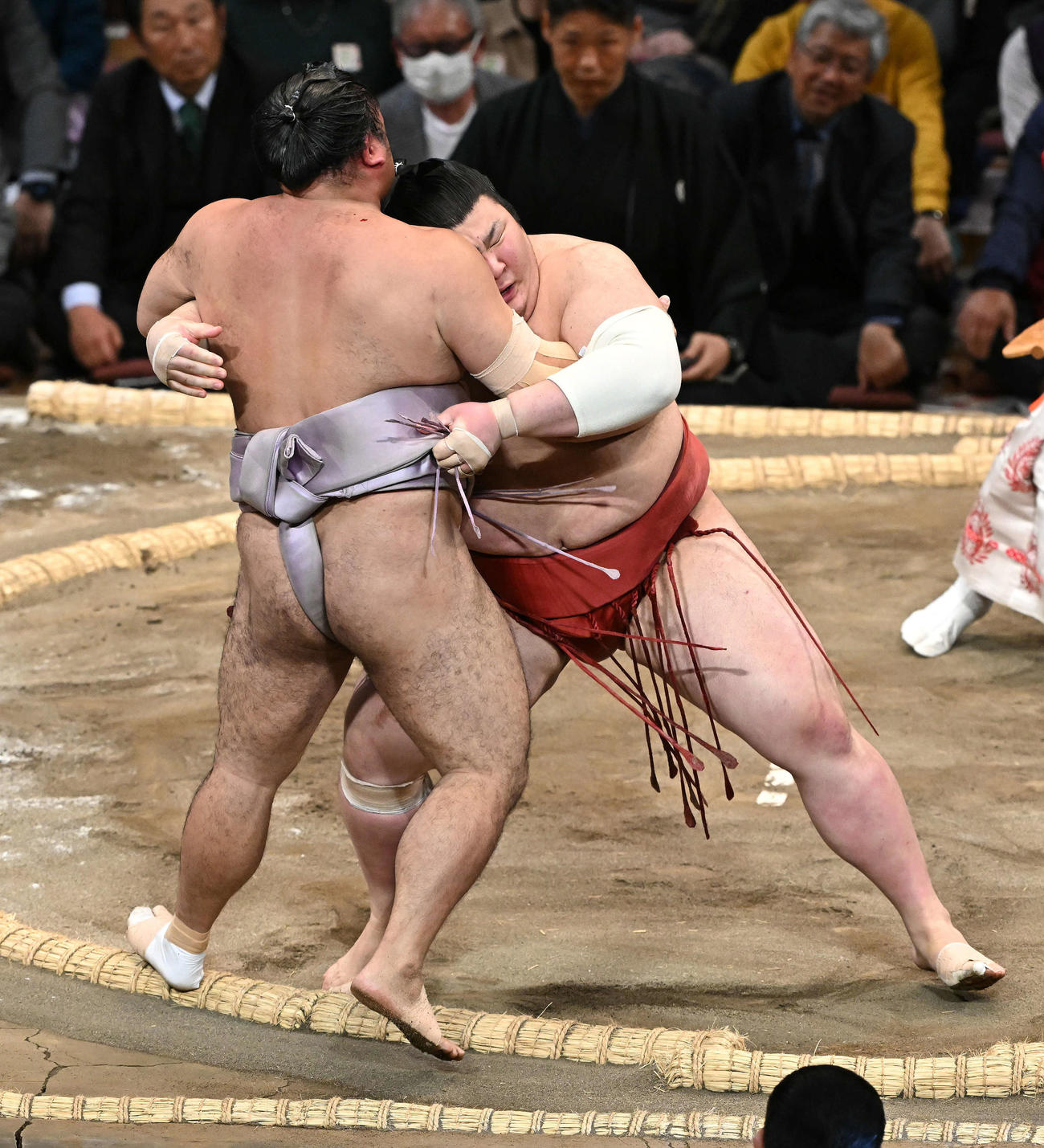 熱海富士（右）は琴恵光を寄り切りで破る（撮影・滝沢徹郎）